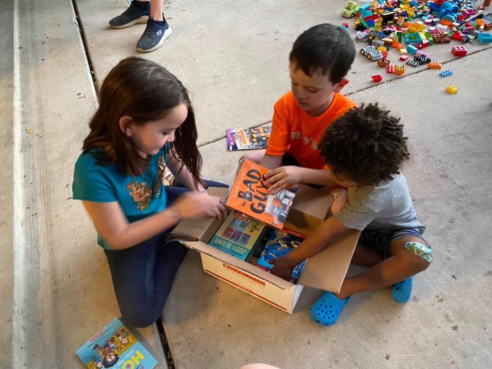 Paschal_Library's tweet photo. Book fair closes tomorrow!!! I love seeing our students getting book mail!!! https://t.co/8GpjEHRKTg https://t.co/2khtjg2Z3w