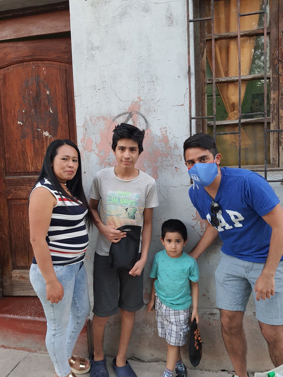 ManuelJaraV's tweet photo. Continuamos codo a codo con los vecinos de Independencia hoy en Emilio Recabarren, Pablo Urzua y Rafael Ramirez, entregamos 30 bolsitas de #Halloween y conversamos sobre los problemas y el abandono en el que se encuentra el barrio. 

#muevetuindependencia https://t.co/gD8f0n11fX