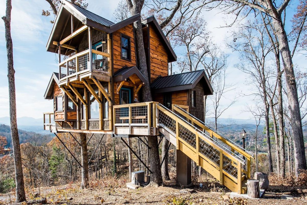 Gav_Iljkoski's tweet photo. Who wants to live in an adult tree house?? Looks pretty cool! 
#RealEstate https://t.co/GrXAz2NXKF