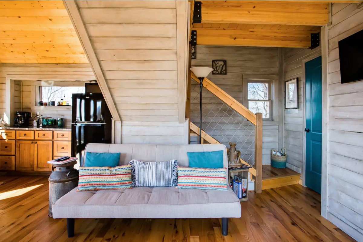Gav_Iljkoski's tweet photo. Who wants to live in an adult tree house?? Looks pretty cool! 
#RealEstate https://t.co/GrXAz2NXKF