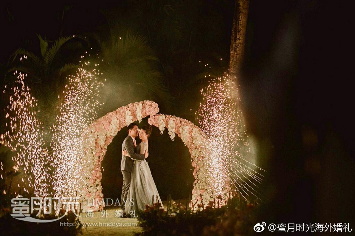 Hmdayswedding's tweet photo. 對於蜜月時光海外婚禮HMDAYS來說，在12年裡經歷了大小几千場戶外晚宴，上至197人大型晚宴下到雙人浪漫燭光晚餐，遇見過絕美的黃昏，也遭遇過六級的大風天，戶外婚禮晚宴，對於許多新人來說，不僅僅是吃頓飯而已，賦予晚宴更多的功能，不僅僅讓來賓深刻難忘，更是感謝來賓不遠千里來到婚禮現場的真誠。 https://t.co/QBNO4H5Urm