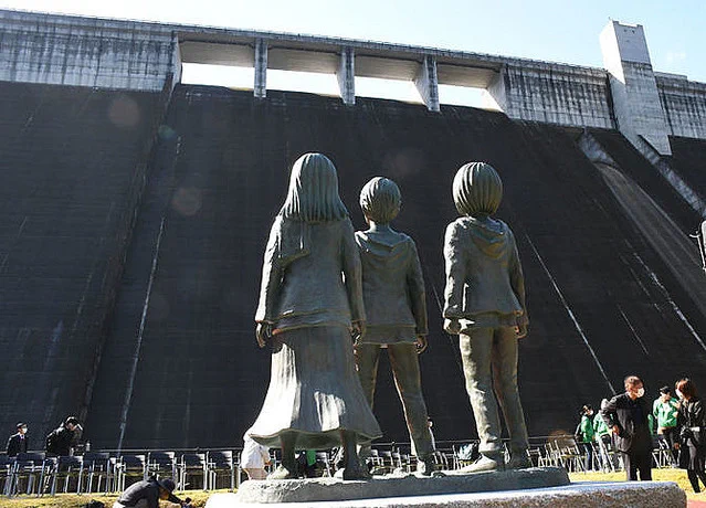 『進撃の巨人』とダムがコラボ。「進撃の巨人in日田・大山ダム」ダムから巨人が覗いてるのかと思いきや、違う方だった。