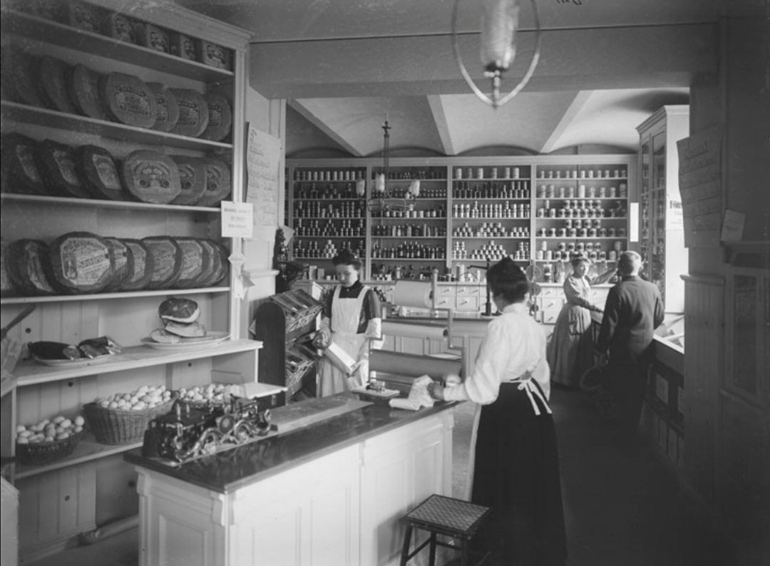 kvinnohistoria's tweet photo. 8 november 1905 öppnade den kvinnliga kooperationen Svenska Hem sin första butik som låg på Jakobsbergsgatan 6 i centrala Stockholm. Föreningen hade startats på initiativ av kvinnosakskämpen Anna Whitlock och tanken var att sälja varor av god kvalitet till rimliga priser. https://t.co/fPD3aVfqyL