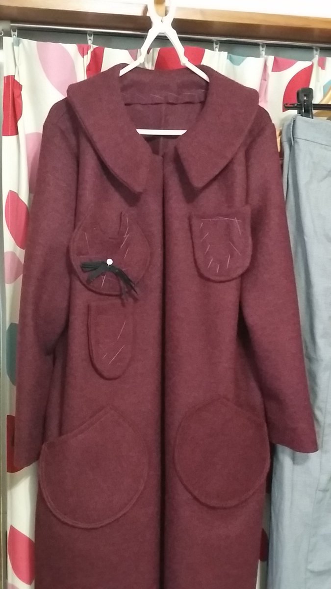 金魚百貨店 コートの型紙 コレかな っての発見したので制作中 襟 猫ちゃんポケットつけてみたー 仮縫い中やけど ボタンの目玉 毛糸で鬚を付ける予定 でもコートの型紙じゃ無かったっぽくて腕周りがちとキツいｗ Handmade 手作り 洋裁