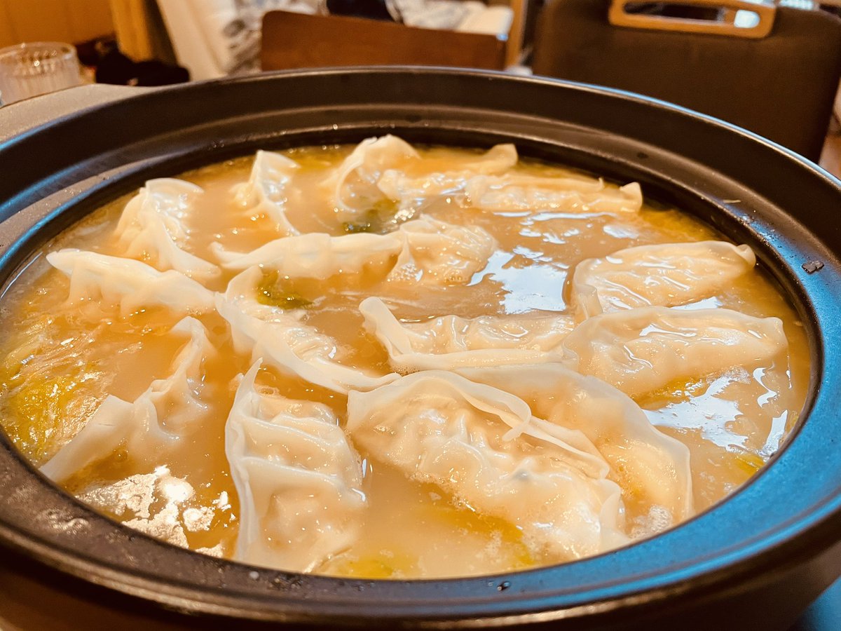 giuliano329's tweet photo. 昼から餃子鍋🍲
そして串揚げ。

いきなり森伊蔵が飛び出したりと美味しい時間😋

なお、夜には別件の焼肉会がある模様…

#餃子 #串揚げ #森伊蔵 #菊の司 #萩の露 #おいしいは正義 #お酒好きな人と繋がりたい https://t.co/uNIFGJMpNa