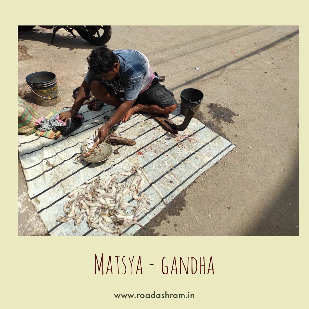 roadaashram's tweet photo. Street side vendors like this fisherman have suffered deeply in the aftermath of the lockdown and continuing crisis of the pandemic. 

Please support them by purchasing from them as much as you can.

#RoadAshram https://t.co/TWytvbRBUO