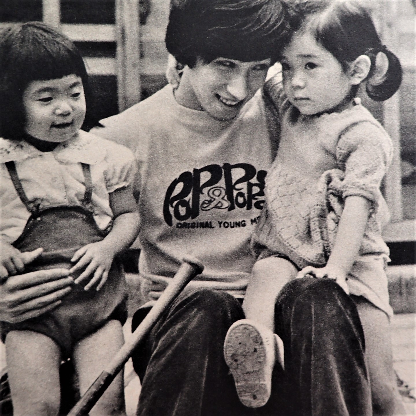 Twitter 上的 Japopspremium ザ ジャガーズ 岡本信 1968年7月 1968年6月発売 キサナドーの伝説 がヒット 久しぶりの休日に 近所の子供たちと遊ぶ 無邪気な ジャガーズのボーカル 岡本信 日本人離れしたマスク 元祖イケメンだ ジャガーズ 岡本信 グループ