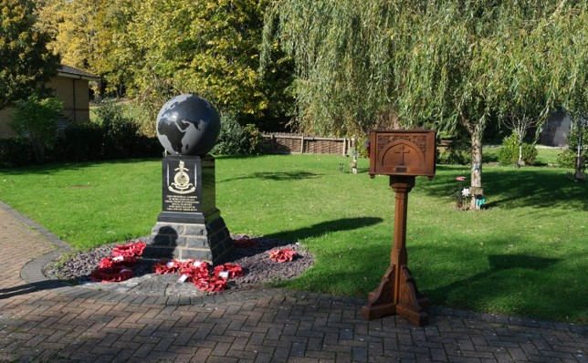 40commando's tweet image. #Covid19 means we may not be able to meet together to commemorate the fallen, but we can still pause for a 2min silence at home or on our doorstep, display a poster or watch Remembrance services. #WeWillRememberThem

#LestWeForget
#EveryPoppyCounts