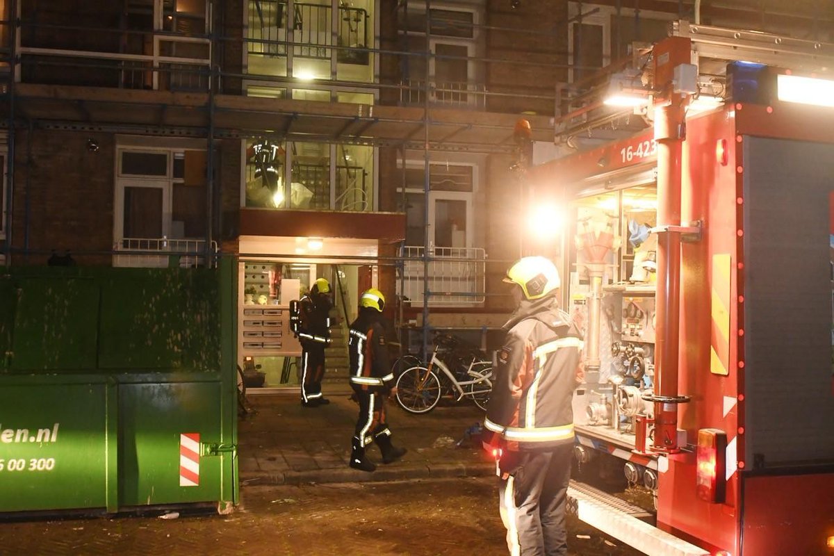 Portiekwoningen ontruimd bij keukenbrand in Leiden..