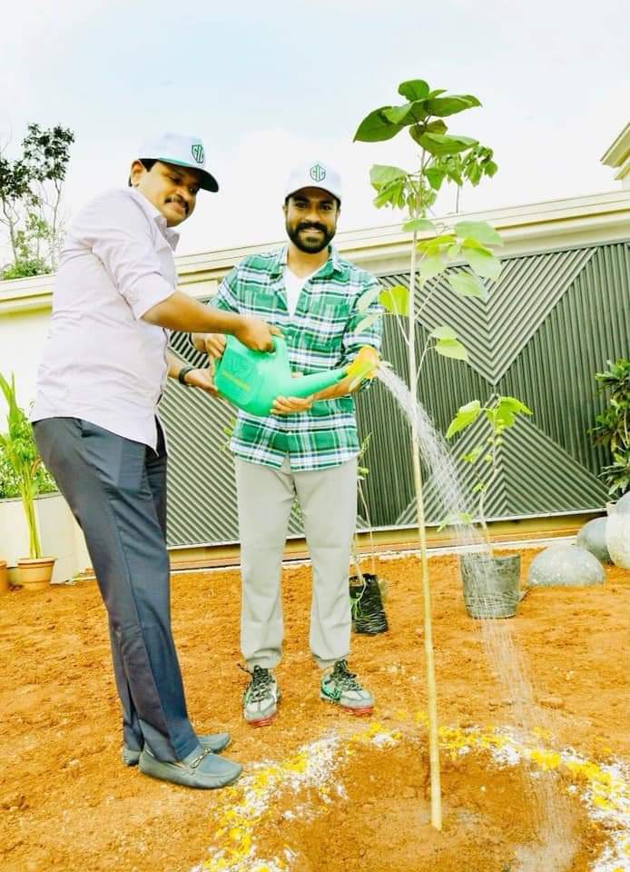 Vikas_VickyBRS's tweet photo. Delighted to accompany the newest onscreen #AlluriSeetaRamaRaju in #RRR @AlwaysRamCharan garu who has come forward to join the #GreenIndiaChallenge campaign by planting sapling. His wise act would encourage huge #MegaFanBase &amp; others to follow him in the interest of better future https://t.co/ftmeR0SZtx