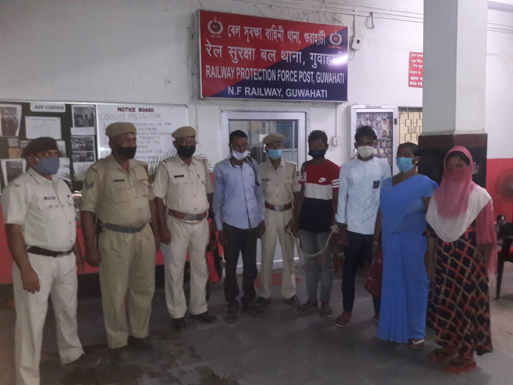 RPF_INDIA's tweet photo. On 14.10.20 RPF Guwahati rescued a minor girl who had been kidnapped leading to arrest of 3 male persons .
RPF handed them over to the police team of Alopatty char PS for further necessary action. #ChildRescue #EverydayHeroes #SeeItSayIt #Call182 to report any suspicious case https://t.co/6c0c4VhSlD