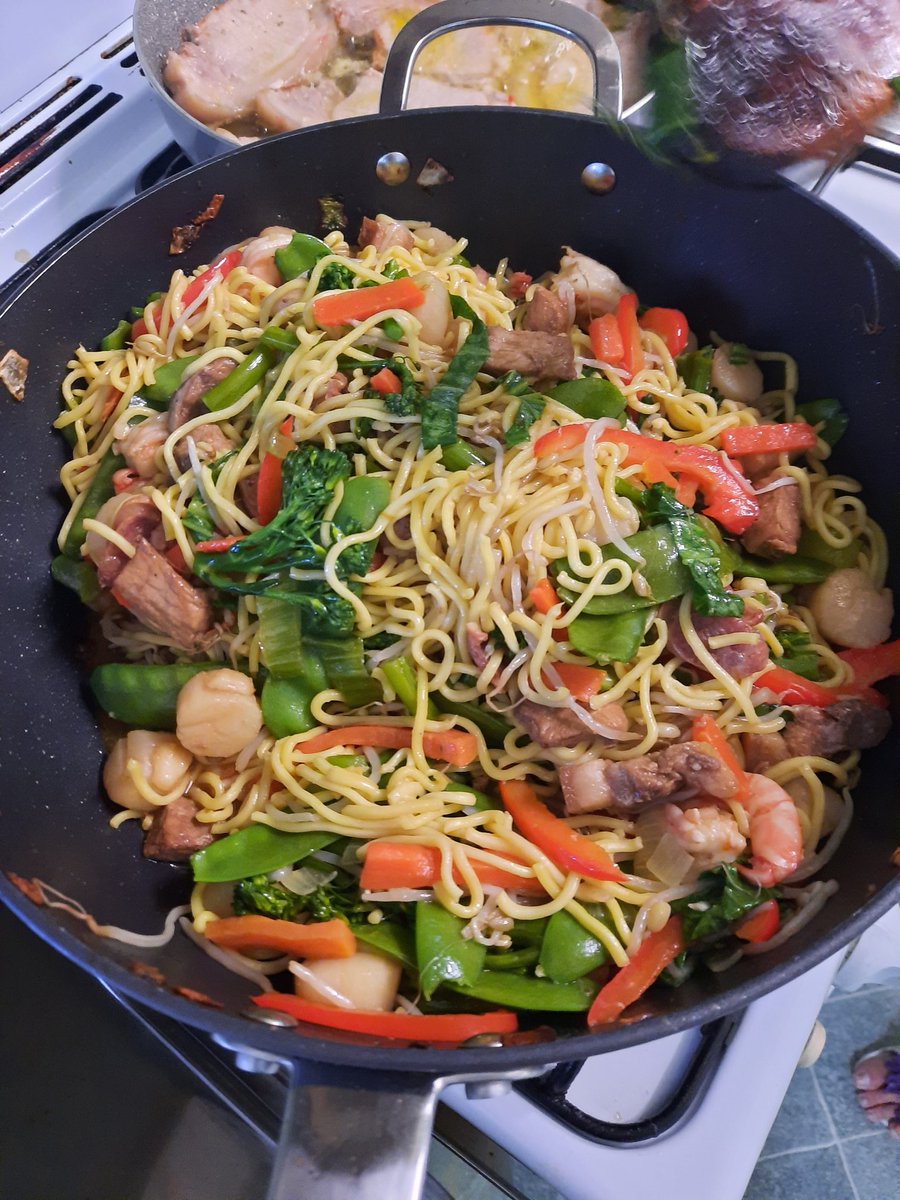 HeyItsNight's tweet photo. Helping mum cook her pork and seafood stir-fry noodles. Plus a vegetarian version #ChefNight https://t.co/0PvHKDXmQJ