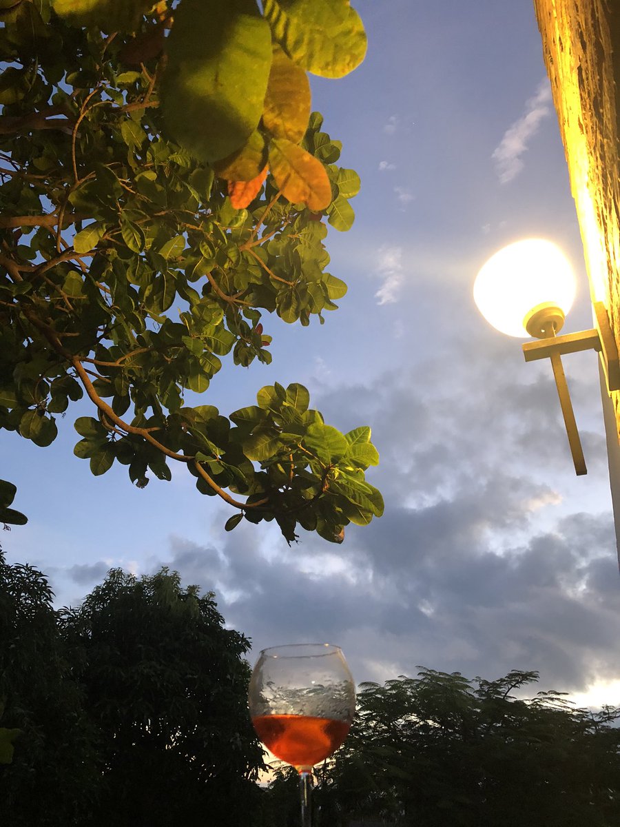 pfletch29's tweet photo. No importa que pase afuera, lo importante es que en nuestra tierrita hay atardeceres como este! #cuidatepanama #solorespira y #quenofalteelalcohol 🤪🤪 https://t.co/dlA93gnORP