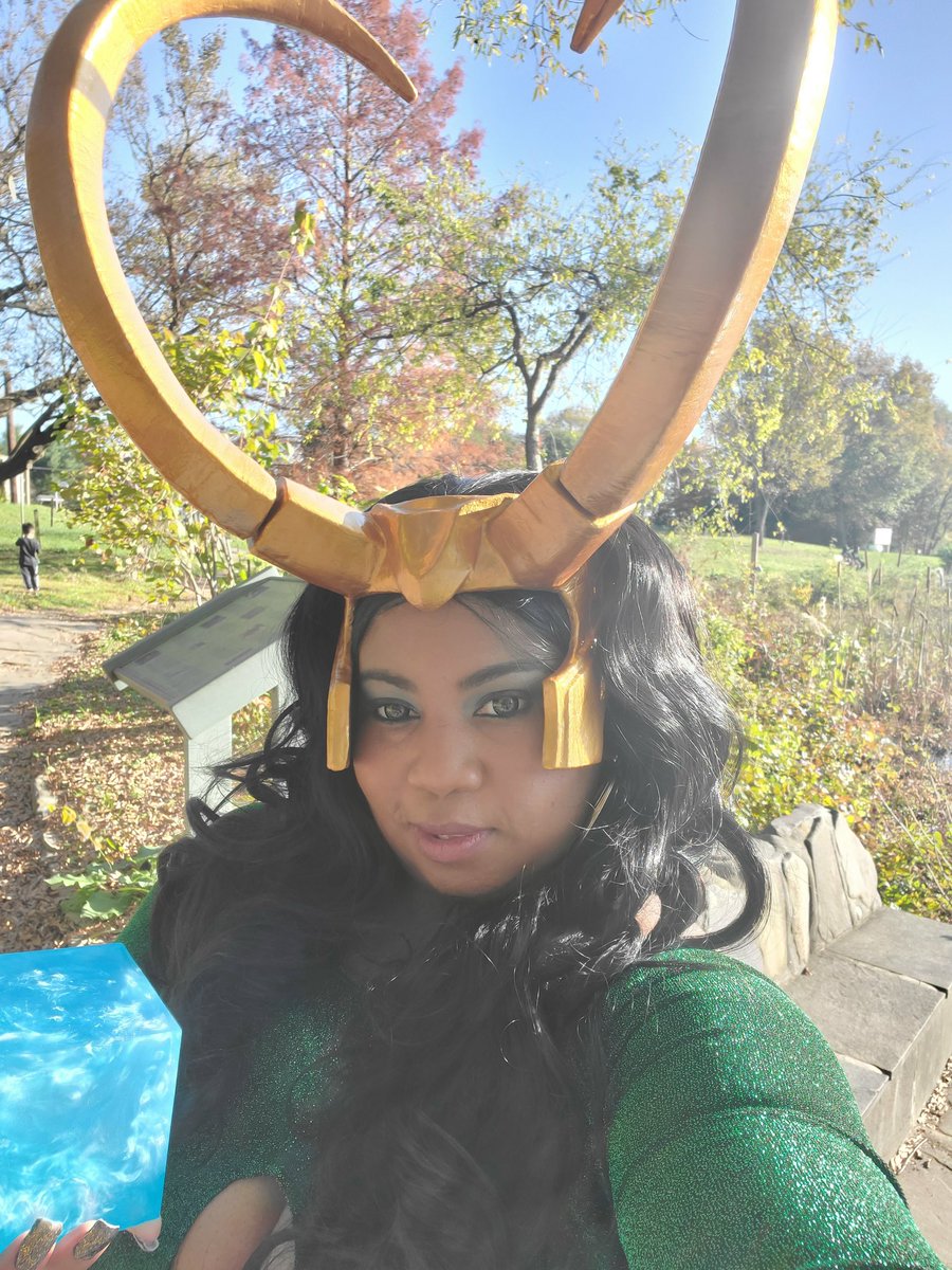 Say hello to Lady Loki! Photoshoot tiiiiime! Headpiece by Carol Datura Riot #loki #ladyloki #funtimes #marvelcosplay #cosplayingwhileblack #womenofcosplay
