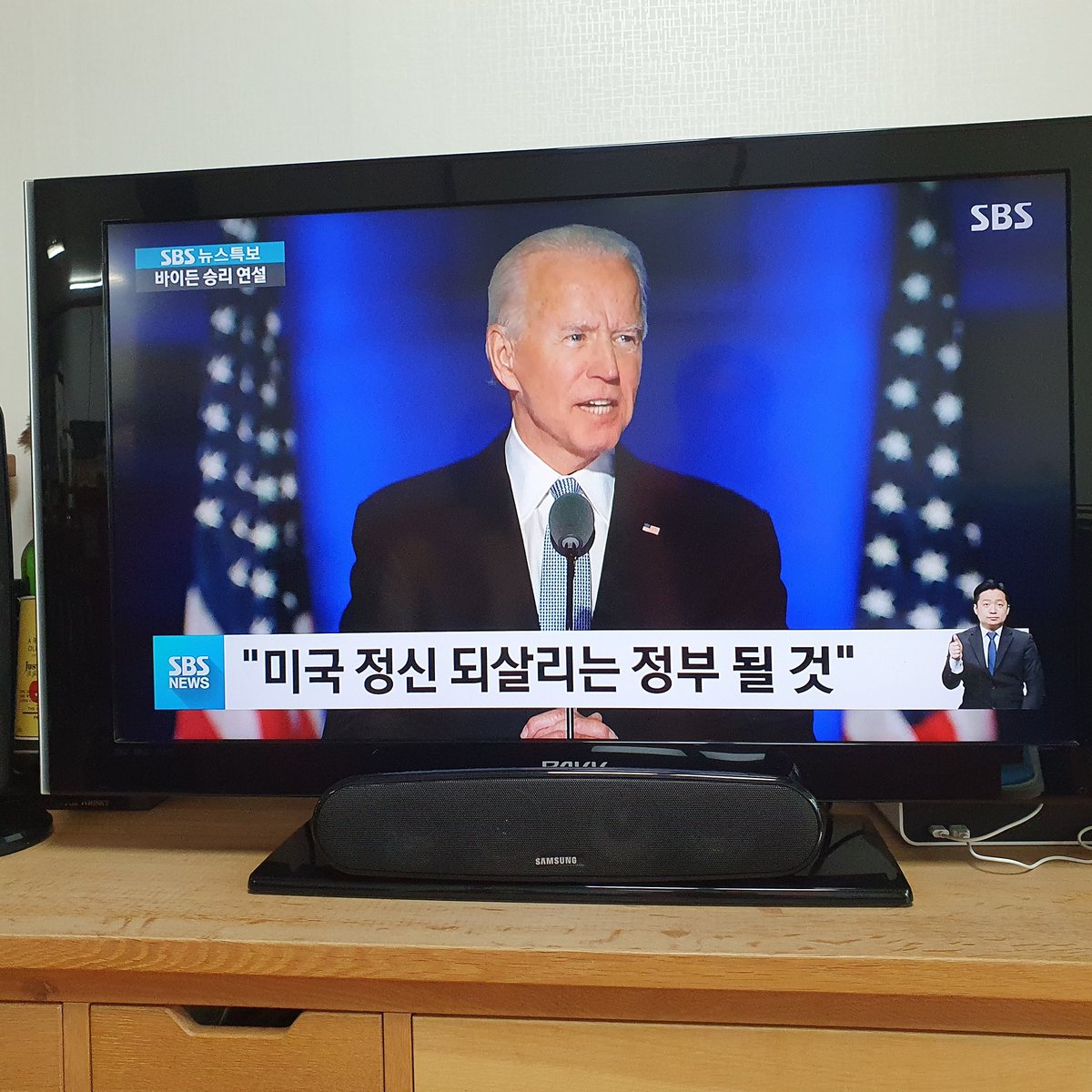 FRiSONG's tweet photo. Strange to see a head of state of my father's generation again https://t.co/4TvlURs1TW