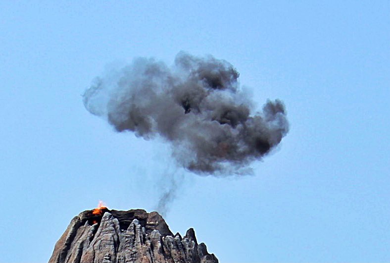 Uzivatel みっこ Na Twitteru ミッキー型のプロメテウス火山の煙