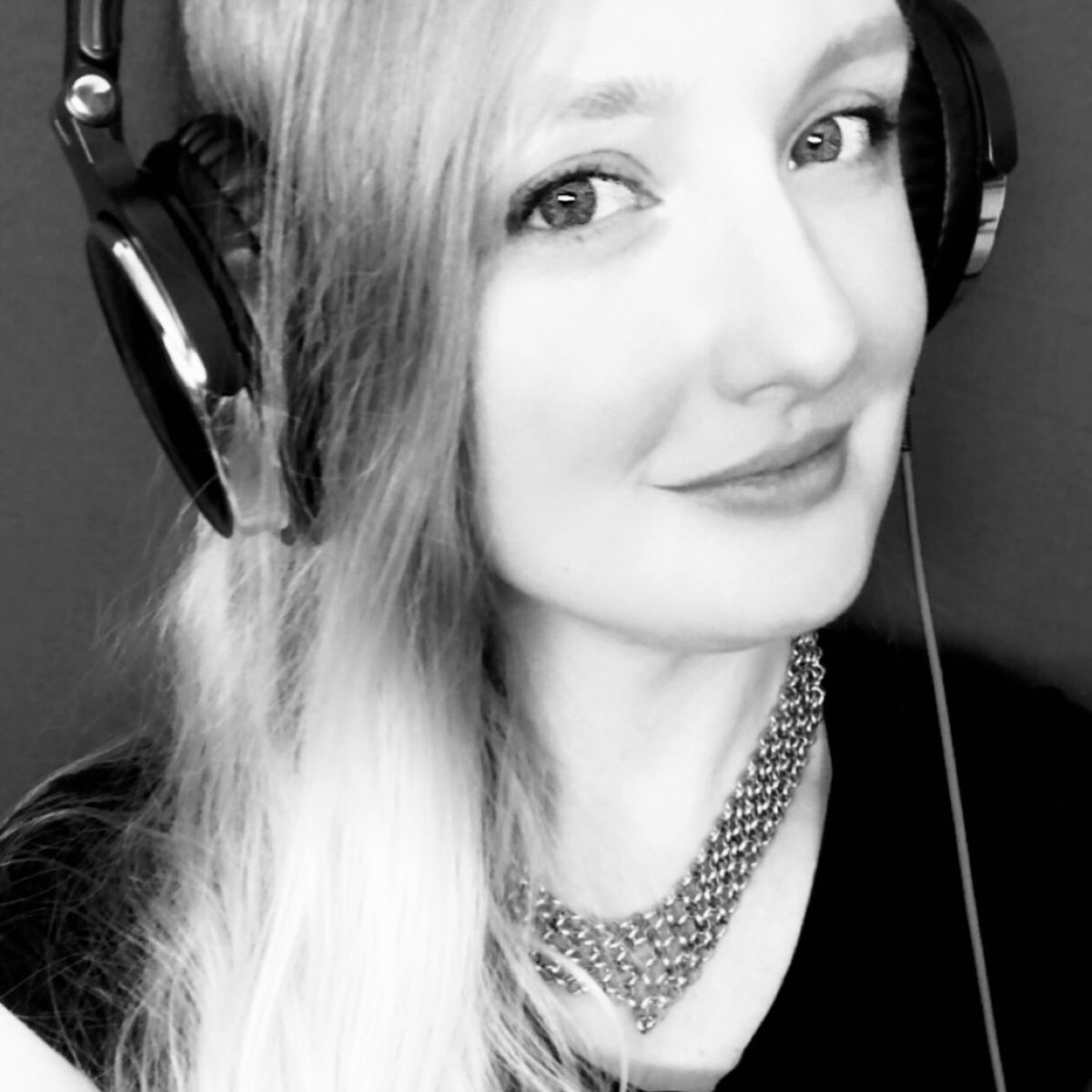gamewithnikki's tweet photo. Let’s FLIP SOME SHIT OVER.
....Houses. I mean flip some houses.
Let’s have a chill n’ chat playing #HouseFlipper. ❤︎
https://t.co/2Xu7NVyYvp https://t.co/HM0DvxTC6G