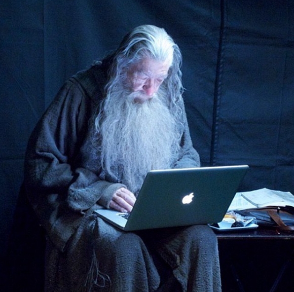 FotosDeFatos's tweet photo. Gandalf, interpretado por Ian McKellen, usando um macbook para checar seus e-mails durante uma pausa na filmagem, nos bastidores de 'O Hobbit - Uma Jornada Inesperada', 2012. https://t.co/DMMsOi5C4o