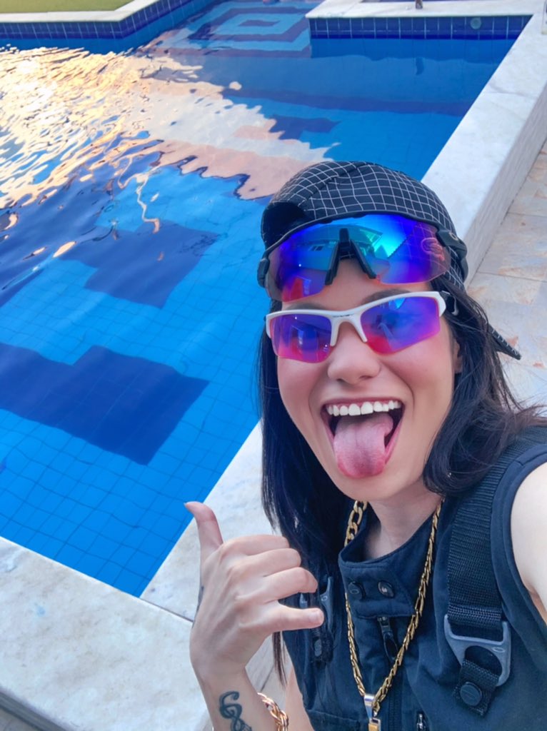 carolinnesilver's tweet photo. tem o coração de todos mas o dela ngm tem https://t.co/BaA8GmPHKy