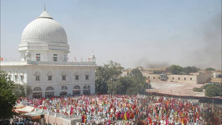 bishnoikuldeep's tweet photo. बिश्नोई समाज के 536वें “बिश्नोई धर्म स्थापना दिवस” की सभी को हार्दिक बधाई और साधुवाद। ‘जीव दया पालनी, रुख लीलौ नहीं घावै” ही  बिश्नोई धर्म की स्थापना का मूल मंत्र है। जीव रक्षा, पर्यावरण रक्षा और आपसी प्रेम और भाईचारा बनाए रखना ही गुरु महाराज को सच्ची श्रधांजलि होगी। ॐ विष्णु 🙏 https://t.co/HUaDWU0elY