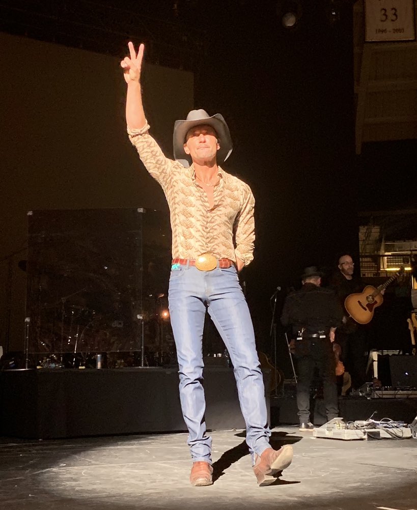 shen0372's tweet photo. @TheTimMcGraw has the perfect hand gesture to see  @realDonaldTrump out of the White House #PeaceOut #BidenHarris #NewPresident https://t.co/C86NF5fOOP