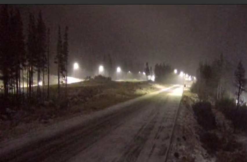 CaltransDist3's tweet photo. Snow is falling along the 80 Sierra corridor tonight, as forecast by @NWSSacramento and @NWSReno. No chain controls as of yet, but that could change later tonight into tomorrow. Be prepared for winter driving. https://t.co/NgefInhOex