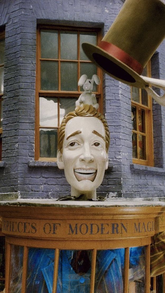 wizardictus's tweet photo. #MWBFunFacts Fred dan George Weasley dapat membeli Weasley's Wizard Wheezes karena Harry memberikan imbalan pemenang Triwizard Tournament sebesar 1.000 Galleons kepada mereka. Sebagai imbalan, Harry dapat mengambil apapun dari toko mereka secara gratis. https://t.co/JANQ2bgmC5