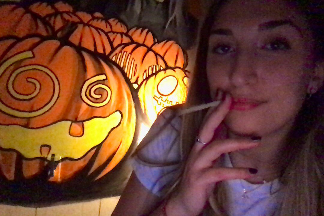 cloudsflyby_'s tweet photo. Chillin by a new mural 

#mural #art #artist #jackolantern https://t.co/gLRueW7aqr