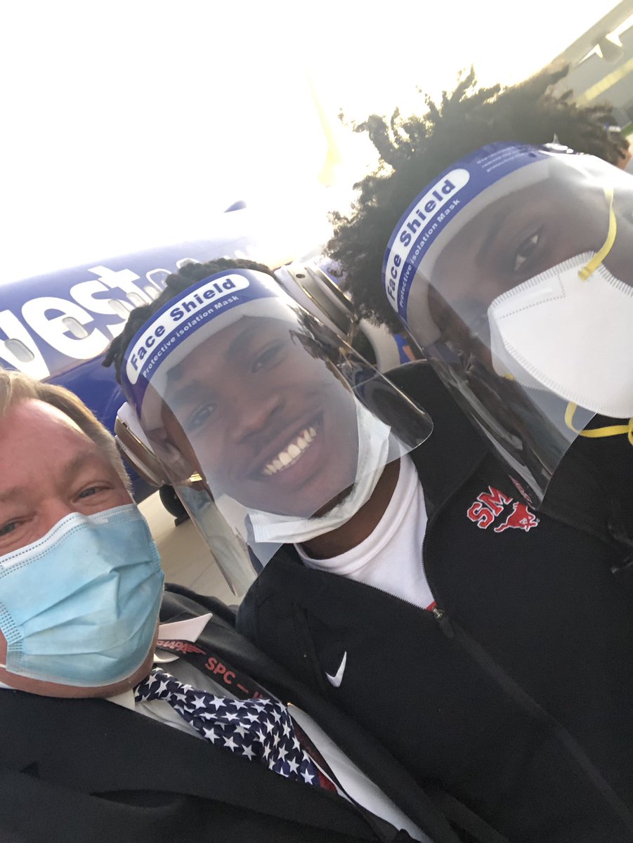 Captain_selfie's tweet photo. SMU Mustang Football team is safely home from another victory!  #templebeat #SMU #SMU_Football #ponyup #ponyupdallas https://t.co/P7Y7ZjkM4v