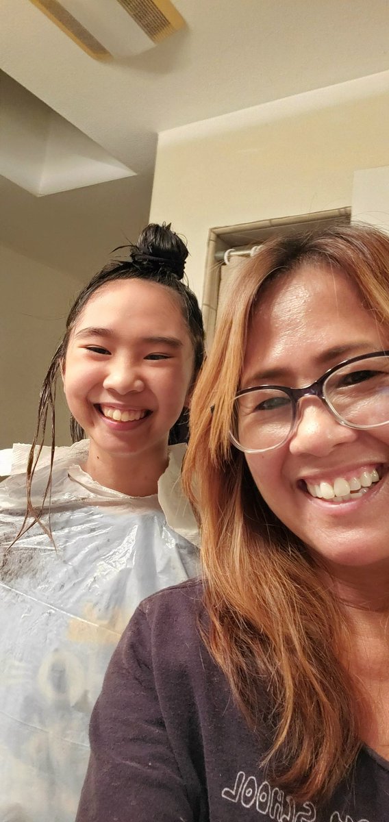 acg12acg's tweet photo. Made sure to stop coloring my 13 yo daughter's hair for her to watch #KamalaHarris historic speech! So moving, powerful, inspiring! #FirstWomanVP #FirstWomanOfColorVP #FirstAsianVP @KamalaHarris Congratulations #BidenHarris https://t.co/sYu7mFnfQG