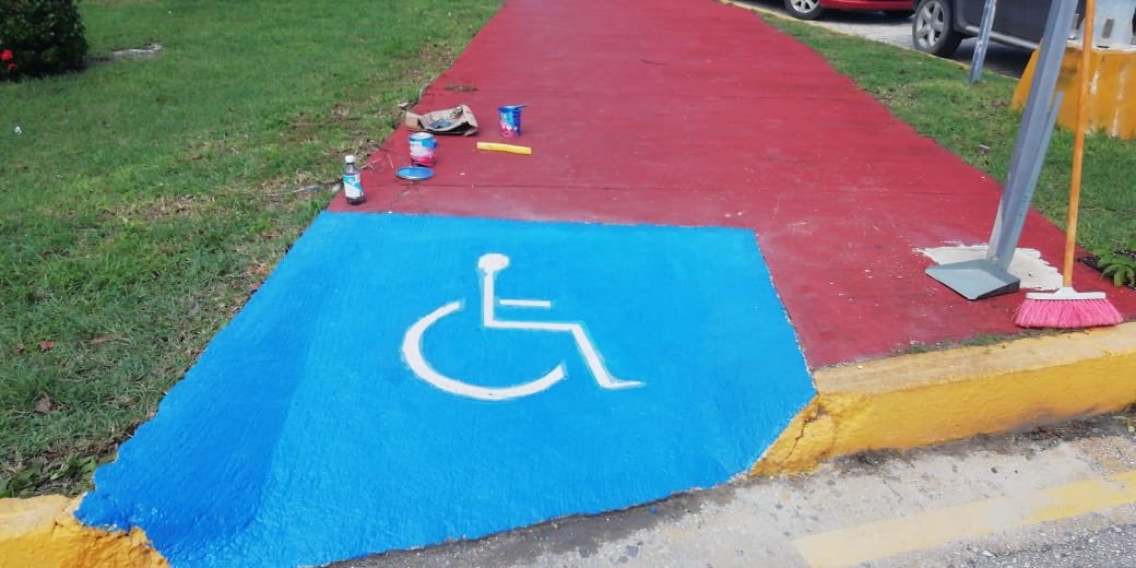 MaraLezama's tweet photo. Como parte de las acciones que emprendemos en favor de todos los sectores de nuestro municipio, en especial el de los más vulnerables, señalizamos las rampas para personas con discapacidad en las avenidas Yaxchilán, Cobá y Tulum. ♿️

¡En nuestra ciudad nadie se queda atrás! https://t.co/teZOCOFirk