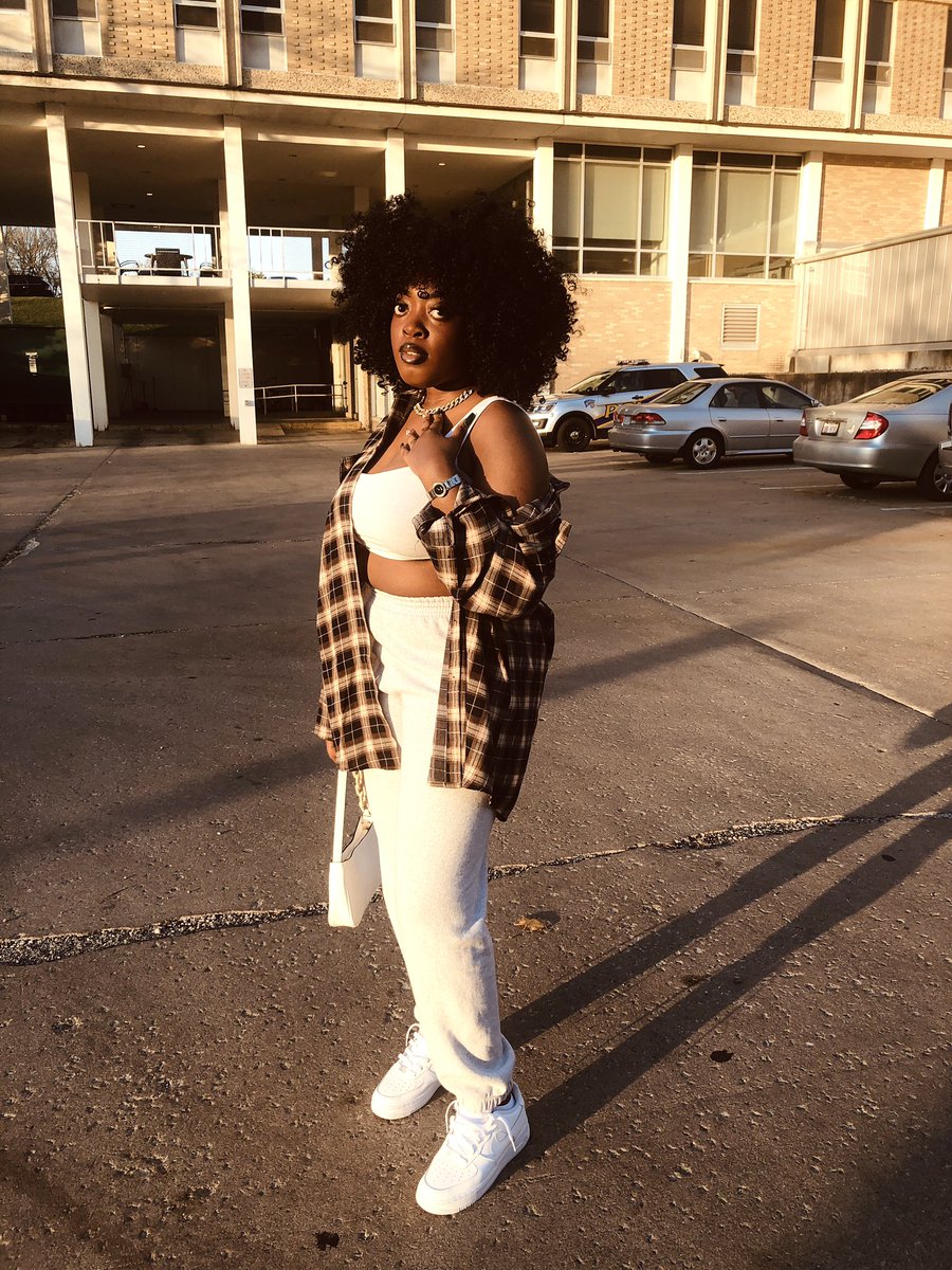 yagirlsarahhh_'s tweet photo. Even on some chill shit, i kill shit 🖤 https://t.co/gjzHsZRhLv