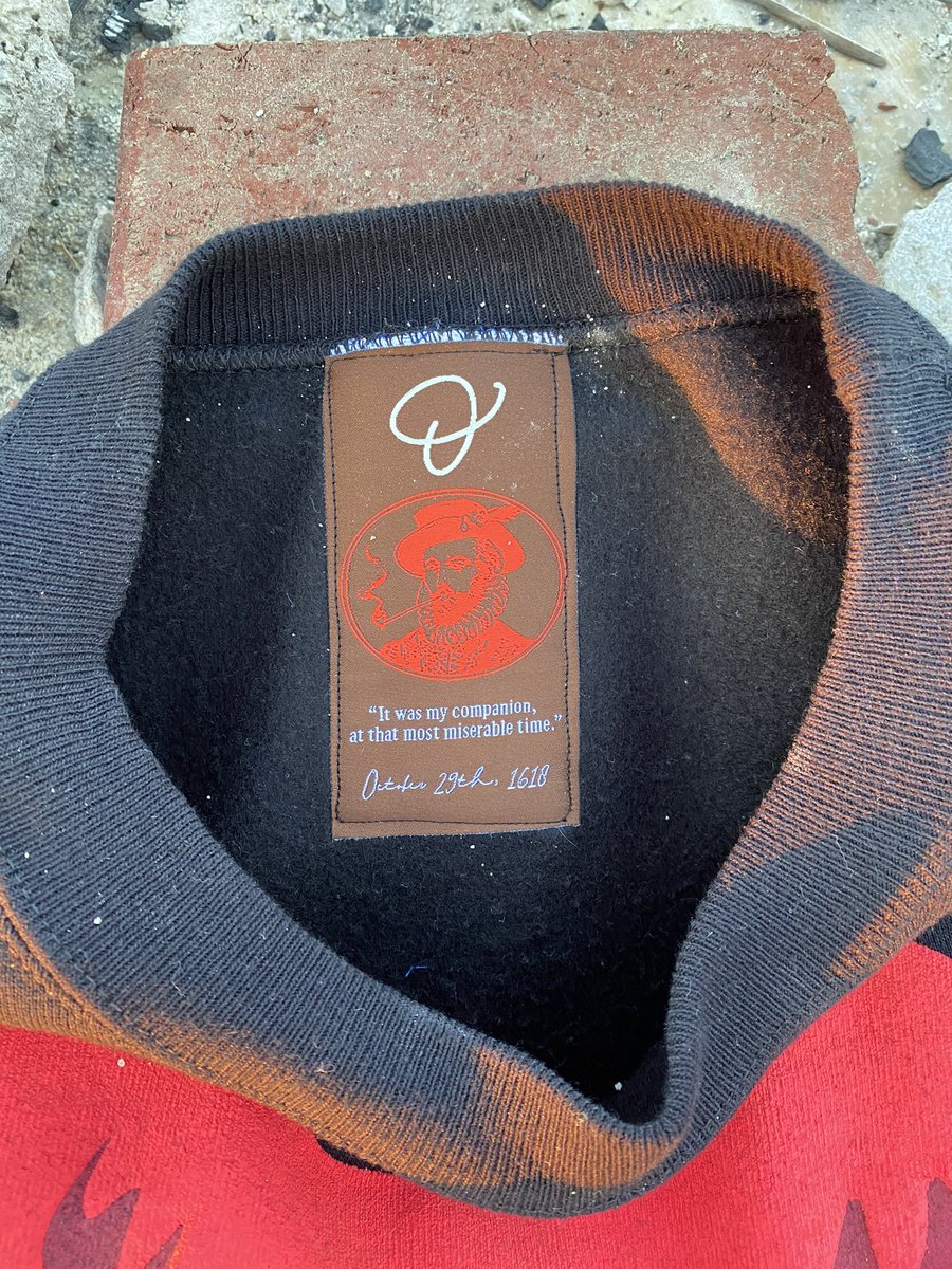 OnlyWilliEvolve's tweet photo. Sir Walter Raleigh had a note written on the inside of his tobacco pouch. It was left in his cell in the Tower of London, where he awaited the death penalty.

“It was my companion at that most miserable time” 

It would only be fitting to put that on the inside of this garment ❤️ https://t.co/HsKtyG4ppS