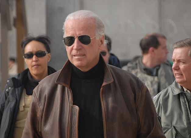 HausOfEdwardsT's tweet photo. In other news, #FashionPrediction for the @JoeBiden presidency:

Aviator Sunglasses https://t.co/ERdfj0tqJ1