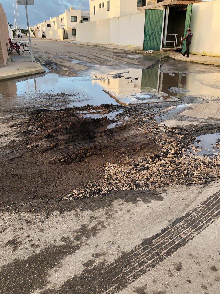 Los baches en el fraccionamiento ya pasaron a niveles de cráteres lunares. Éste está en la Calle 47B esquina con 102. Seguimos esperando la atención <a href="/AyuntaMerida/">Ayuntamiento Mérida</a> <a href="/RenanBarrera/">Renán Barrera</a>. 
Vecinos, compartan sus baches y calles por favor.