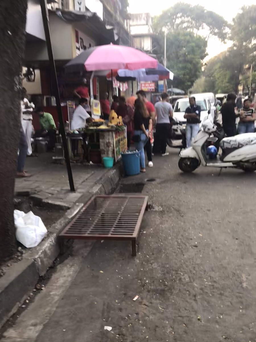 _y2cry's tweet photo. #missingfootpath Hawkers at MGrd, MulundW near @mihirkotecha office @mybmc @mybmcWardT kindly take action @OfficeofUT @manoj_kotak @mybmcSWM @CMOMaharashtra @mulund_info @MulundMumbai @MCGM_BMC @manoj_kotak @GangadhareBJP_ @AUThackeray @TheHomeTimes @Mulund_In @Mymulund_mumbai https://t.co/ekZ8dDI9tg