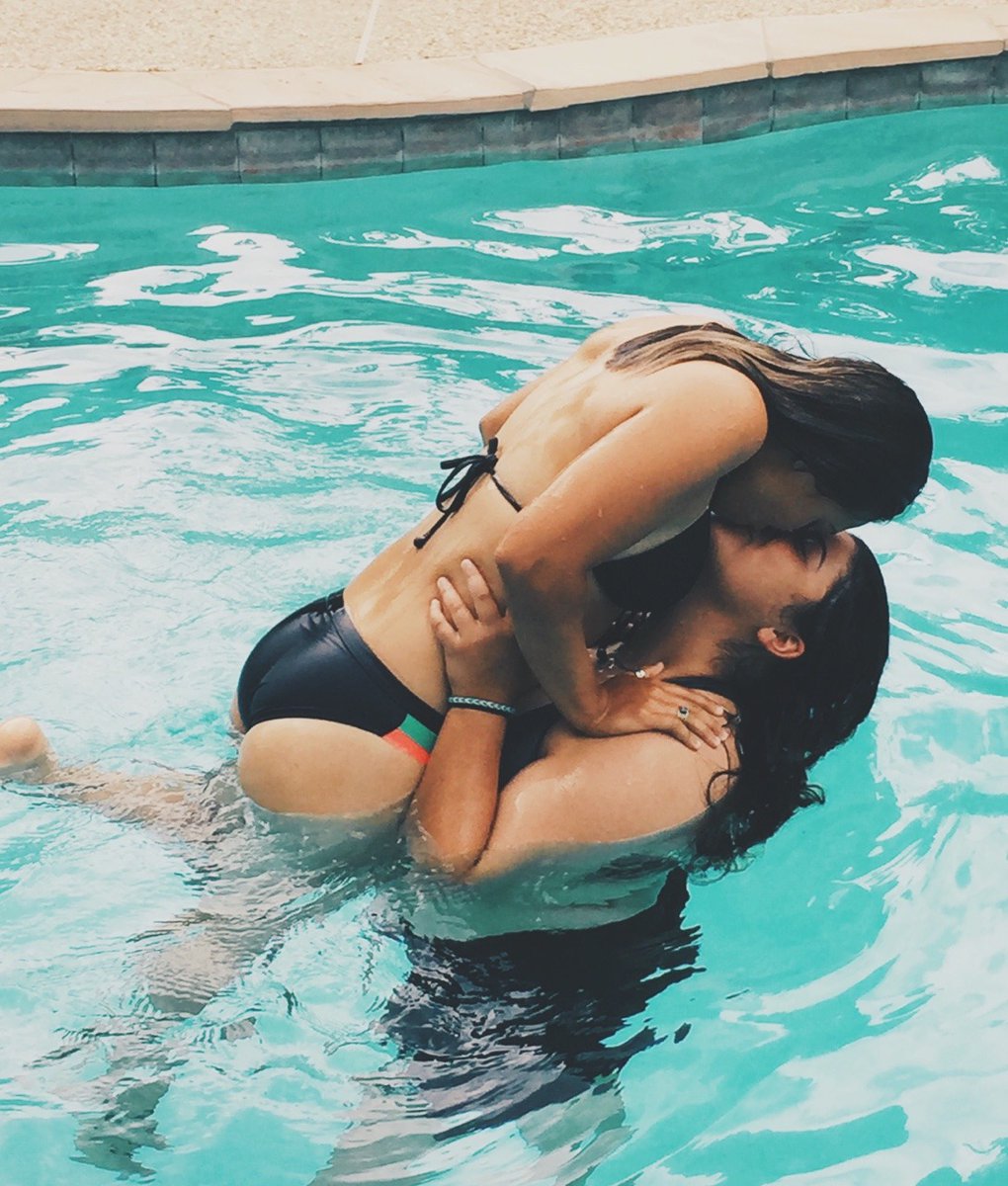 Полизала у своих подруг в бассейне Girls Swimming