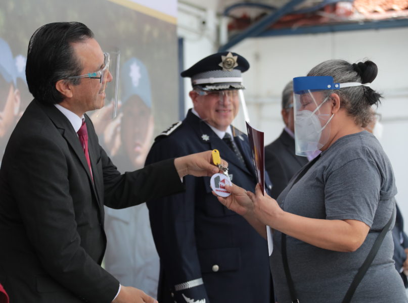 PoliticMaya's tweet photo. EJECUTIVO / Gobernador Cuitláhuac García entrega 46 viviendas a familiares de policías caídos | https://t.co/cG7Jap1hbF https://t.co/YBEnv8Sj4J