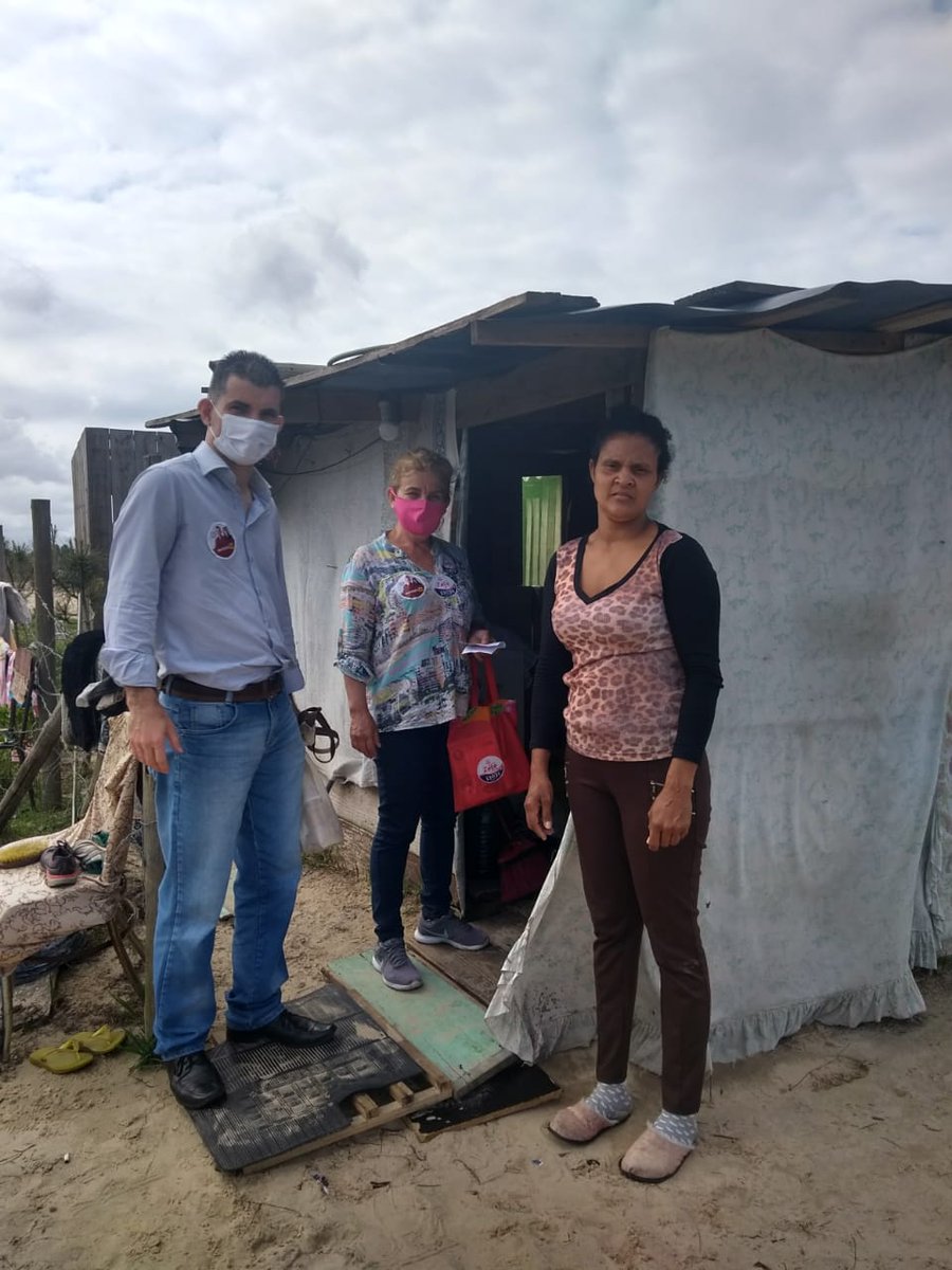 moiseslimamatos's tweet photo. Campanha de muitos aprendizados. Hoje conheci algumas famílias nas praias da zona sul de Torres, em situação de vulnerabilidade social, ao lado da Vereadora Zete @silveirazete

Um governo que não se preocupa com justiça social, não merece ocupar o cargo de Prefeito.

Agora é 13! https://t.co/pMMUIvaeqq