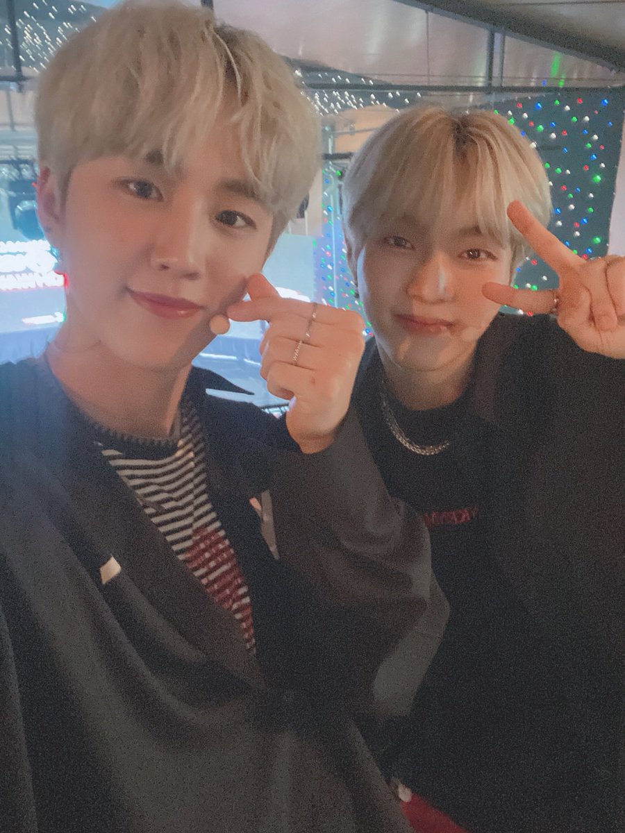 7OC_official's tweet photo. [#이솔]

로즈들 오늘 다들 모할 예정?????
난 뒹굴뒹굴🛌

#세븐어클락 #영훈 #앤솔 https://t.co/lmWDNPFnTG