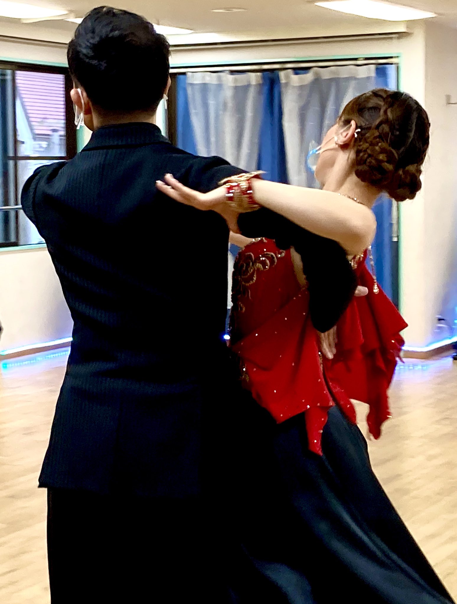 社交ダンススタジオsora ダンスヘア ツイン編み込みシニヨン 自分で髪上げしました やり方は 左右で編み込みから三つ編みをして 毛先からくるくるまとめてピンで止めるだけ あとはヘアスプレーでバッキバキに固めると完成です ダンスヘア