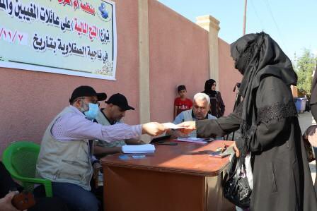 umulqurarelief's tweet image. منظمة أم القرى للإغاثة الإنسانية تقدم المنح المالية (الدفعة الثانية) إلى (300) عائلة من ذوي المفقودين والمغيبين من أهالي ناحية #الصقلاوية شمال غرب #الفلوجة 
#إغاثة #العراق