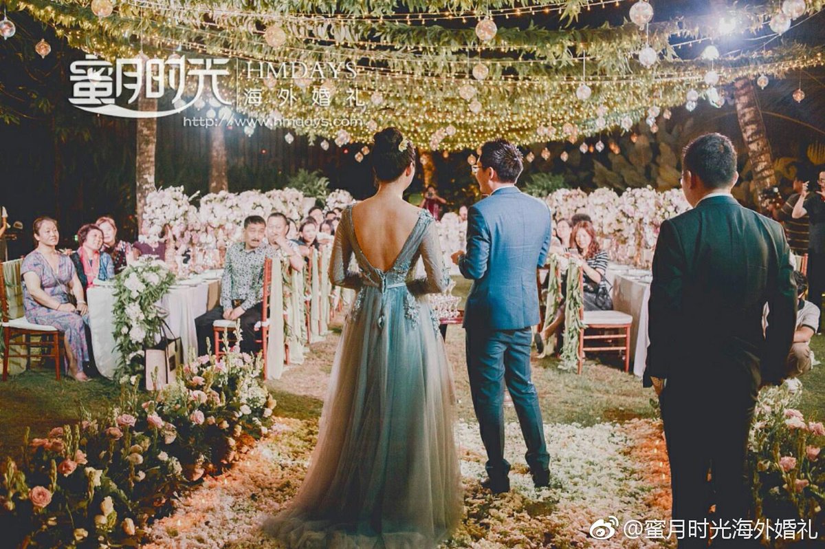 Hmdayswedding's tweet photo. 對於蜜月時光海外婚禮HMDAYS來說，在12年裡經歷了大小几千場戶外晚宴，上至197人大型晚宴下到雙人浪漫燭光晚餐，遇見過絕美的黃昏，也遭遇過六級的大風天，戶外婚禮晚宴，對於許多新人來說，不僅僅是吃頓飯而已，賦予晚宴更多的功能，不僅僅讓來賓深刻難忘，更是感謝來賓不遠千里來到婚禮現場的真誠。 https://t.co/QBNO4H5Urm