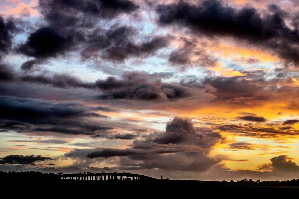 RadioAndrewE's tweet photo. Ouse Bridge sunset 2), M62, East Yorkshire 26/10/20
.
.
.
#sunset #sunsetphotography #sunrises_and_sunsets #landscapephotography #landscapes #landscape_captures
#landscape_lovers #eastyorkshire #ousebridge #M62 #goole #howden #silhouette #cloudphotograp… https://t.co/bYyyNz3ZS2 https://t.co/K9N5MCv6T4
