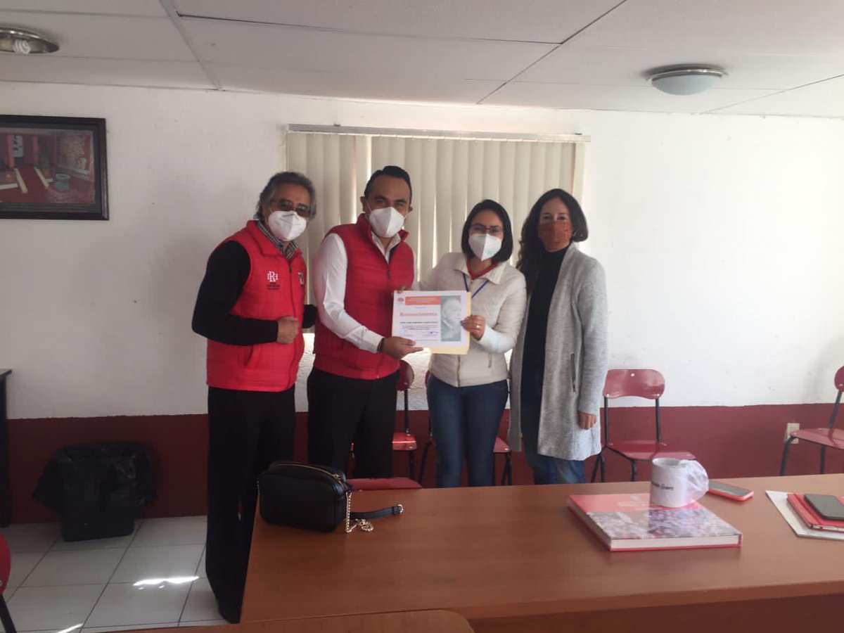 IRH_Metepec's tweet photo. Acompañados de nuestra Presidenta del #PRIMetepec, @AuroraZimbron agradecimos al Mtro. Fernando Juárez agradeciendo su participación como ponente en la #2daGeneración de la Escuela Municipal de Cuadros en #Metepec con la conferencia “Estrategias Discursivas en la Política” https://t.co/1KT1BzlyHp