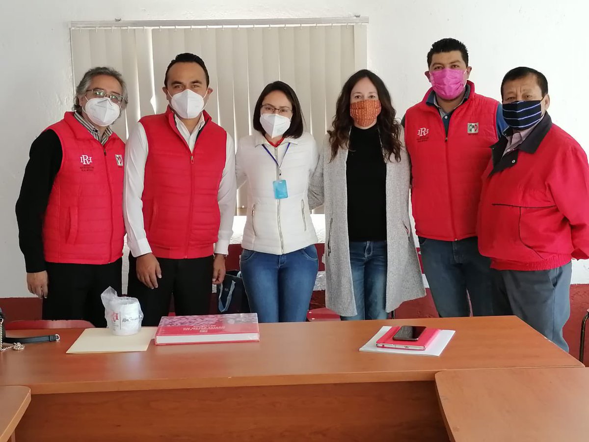 IRH_Metepec's tweet photo. Acompañados de nuestra Presidenta del #PRIMetepec, @AuroraZimbron agradecimos al Mtro. Fernando Juárez agradeciendo su participación como ponente en la #2daGeneración de la Escuela Municipal de Cuadros en #Metepec con la conferencia “Estrategias Discursivas en la Política” https://t.co/1KT1BzlyHp