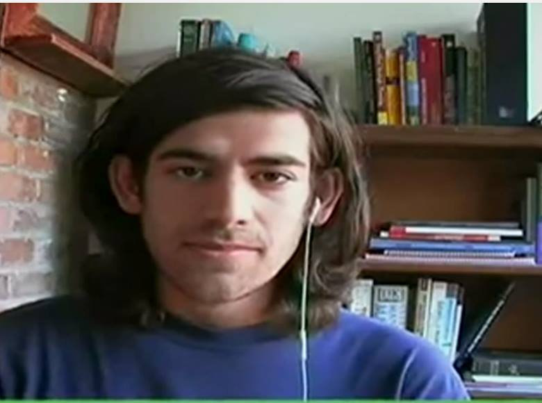 captic's tweet photo. Une étoile montante d'Internet s'est éteinte, il y a 8 ans. Aaron Swartz voulait faire du monde une meilleure place. 
Militant de la science libre, il a téléchargé 4,8 millions d'articles scientifiques de Harvard. Ce 8 novembre, il aurait 34 ans. Film : https://t.co/7Wa2anMuMr https://t.co/ZWi03pGW0o