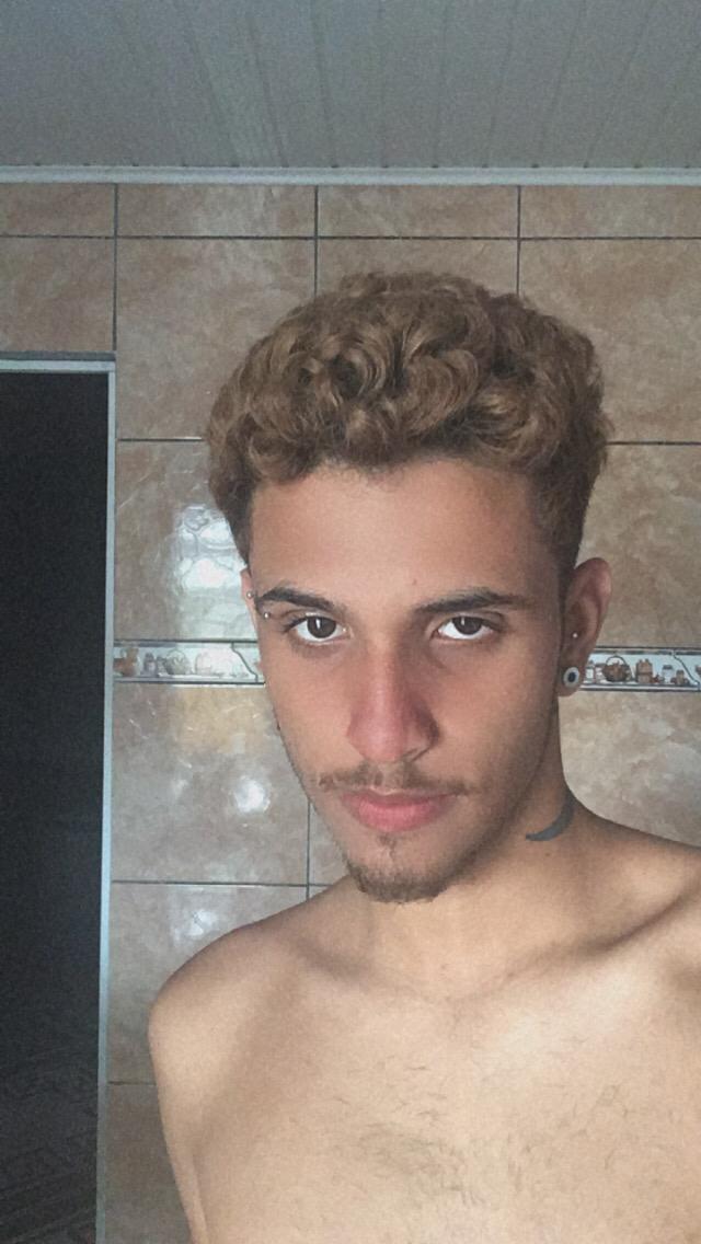 fernandoluix19's tweet photo. Eu só vou apagar quando alguém se apaixonar ✨
 #CloseGayBlogBR https://t.co/00n1AqtULn