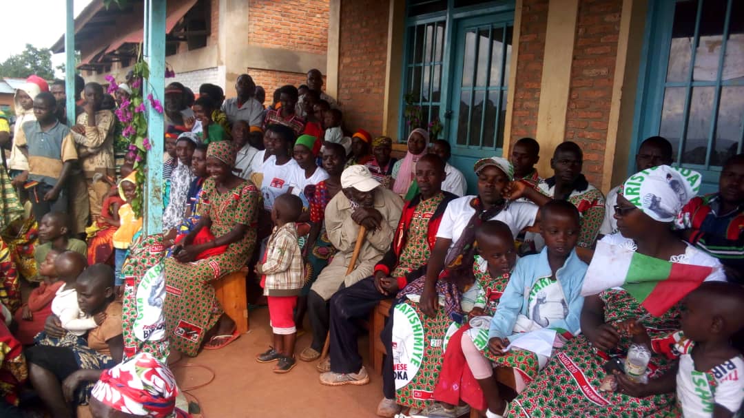 cnddfddKirundo's tweet photo. Kuruyu 07.11.2020 umunyamabanga w'umugambwe muri komine #Bwambarangwe arikumwe nabo bafashanya bari bagendeye abagumyabanga bomuri zone #Bugorora muntumbero yukubashimira kobatoye neza. https://t.co/rIzwHVXpGW