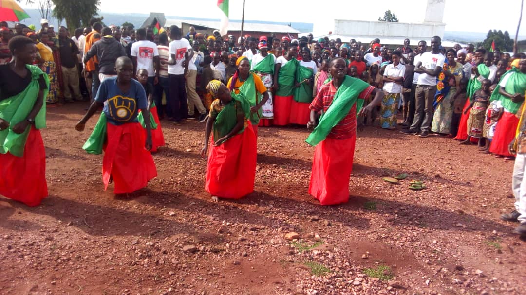 cnddfddKirundo's tweet photo. Kuruyu 07.11.2020 umunyamabanga w'umugambwe muri komine #Bwambarangwe arikumwe nabo bafashanya bari bagendeye abagumyabanga bomuri zone #Bugorora muntumbero yukubashimira kobatoye neza. https://t.co/rIzwHVXpGW